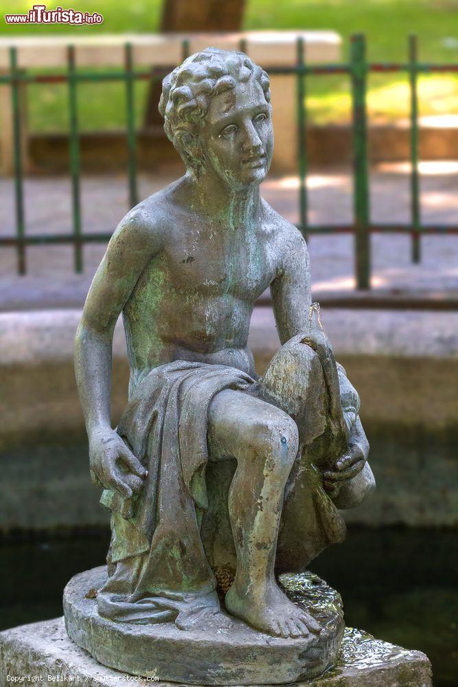 Immagine La scultura di un ragazzo con pesci in una fontana di Trebinje, Bosnia Erzegovina - © Belikart / Shutterstock.com