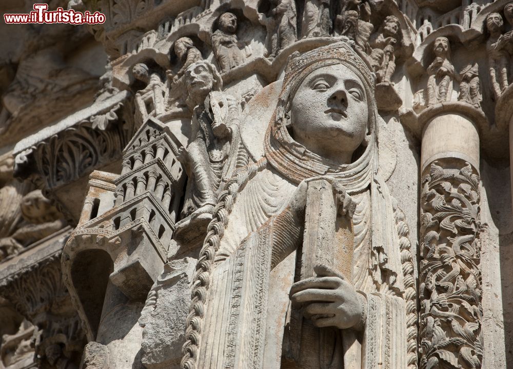 Immagine La scultura di un santo che regge un libro nel portale della cattedrale di Chartres, Francia.