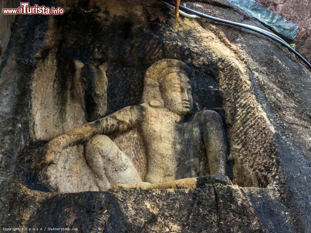 Immagine La scultura di un uomo e di un cavallo a Isurumuniya, Anuradhapura, Sri Lanka. Isurumuniya è un tempio buddhista situato nei pressi di Tisawewa - © e X p o s e / Shutterstock.com
