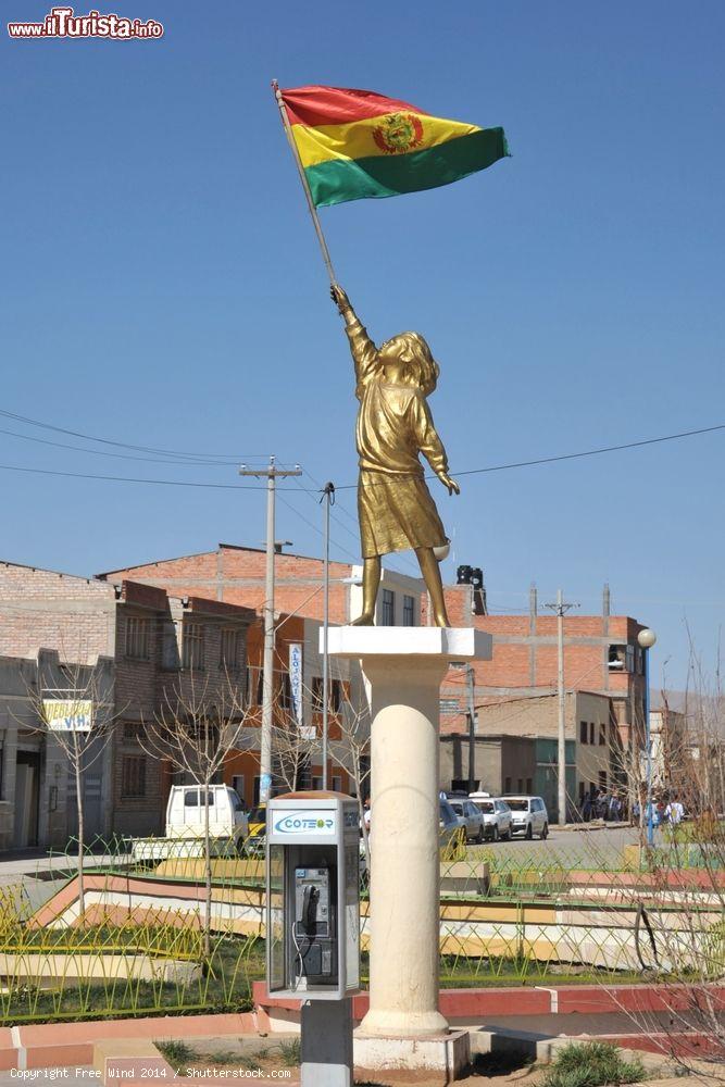 Immagine La scultura di una bambina con la bandiera della Bolivia nella città di Oruro - © Free Wind 2014 / Shutterstock.com