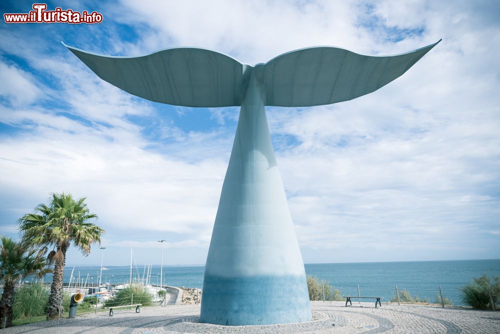 Immagine La scultura di una coda di balena a Oeiras, Portogallo.