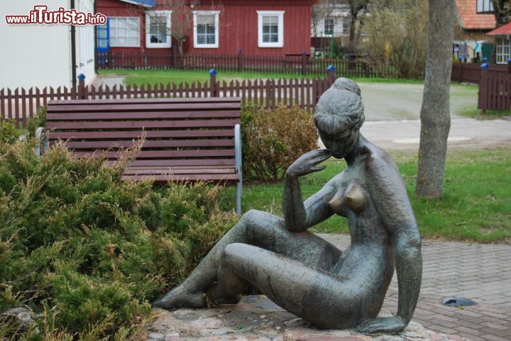 Immagine La scultura di una donna seduta a Nida, Lituania - © Victoria Lipov / Shutterstock.com