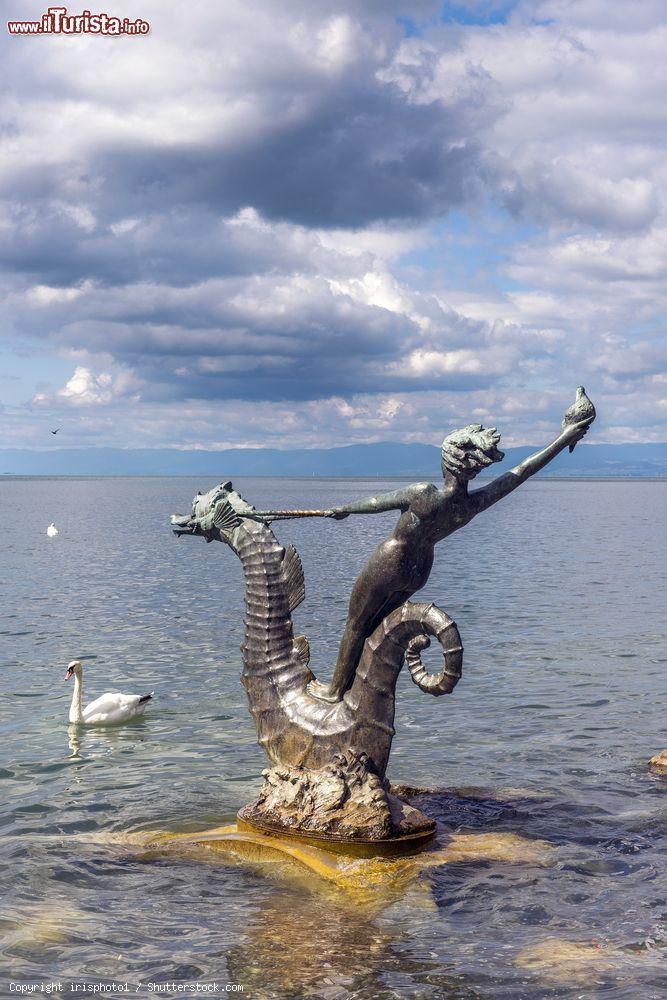 Immagine La scultura di una ragazza con un cavalluccio marino sul lago di Ginevra a Vevey, Svizzera. A realizzarla in bronzo è stato l'artista Edouard-Marcel Sandoz - © irisphoto1 / Shutterstock.com