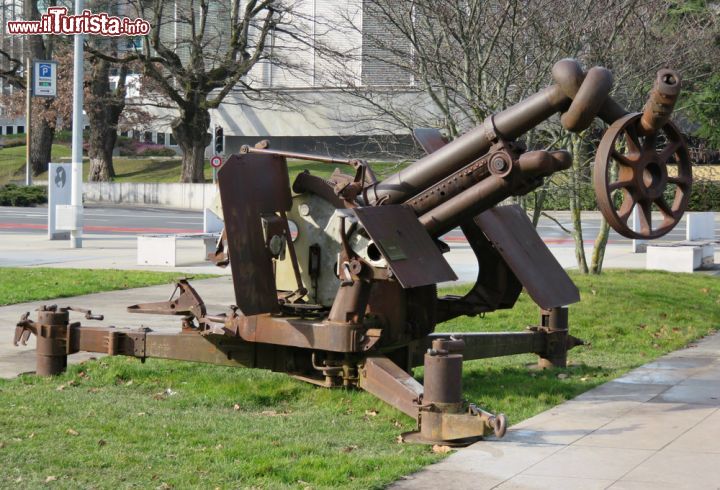 Immagine La scultura "Frieden" situata di fronte alla Piazza delle Nazioni a Ginevra, Svizzera. Realizzata da un artista svizzero, quest'opera d'arte rappresenta un cannone ritorto a simboleggiare la pace. - © Sonia Alves-Polidori / Shutterstock.com 