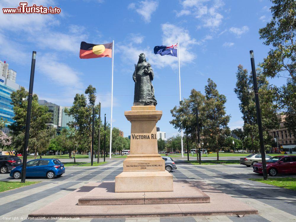 Immagine La scultura in bronzo della Regina Vittoria a Adelaide: si trova in Victoria Square dal 1894 (Australia) - © ArliftAtoz2205 / Shutterstock.com