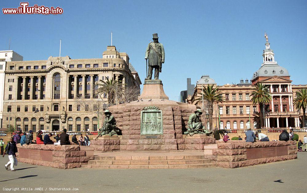 Immagine La scultura in bronzo di Paul Kruger a Pretoria, Sudafrica. Scolpita nel 1896, si trova in Church Square dal 1954 - © Attila JANDI / Shutterstock.com