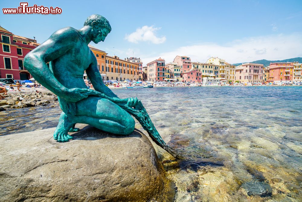 Immagine La scultura in bronzo "Pescatorello" a Sestri Levante, provincia di Genova, Liguria. Posizionata nella baia di Portobello, davanti all'Annunziata, questa statua è opera dell'artista di origini tedesche ma nativo di Santa Maria Ligure Leonardo Lustig.