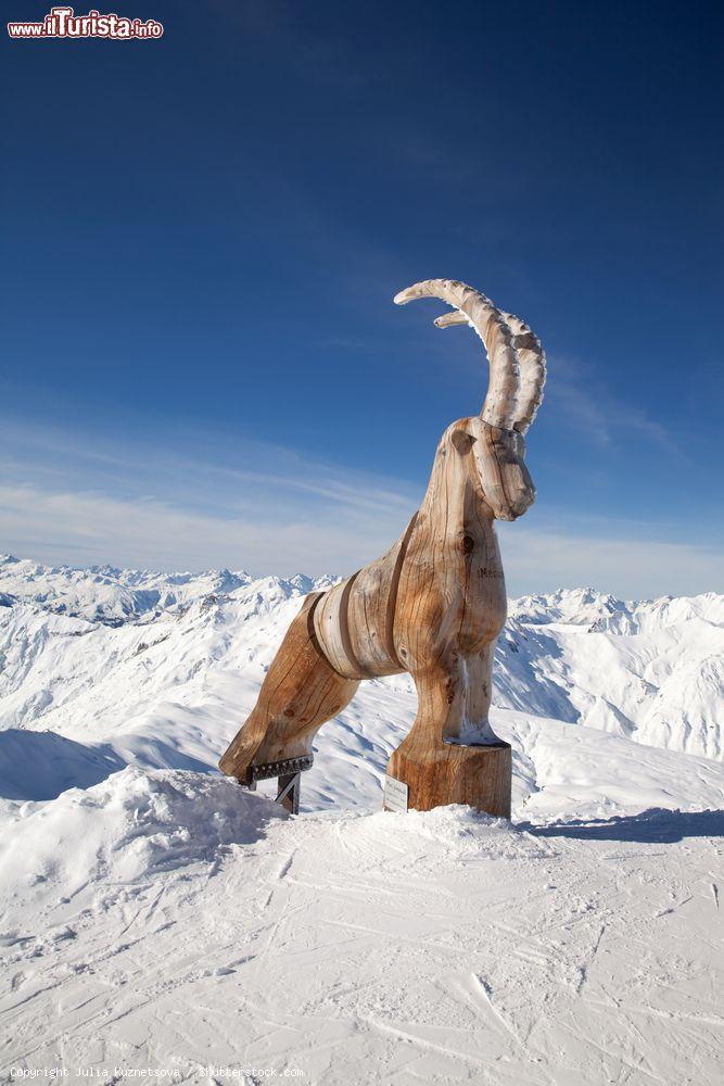 Immagine La scultura in legno di una capra al Point de la Masse in Francia, Les Menuires (Francia) - © Julia Kuznetsova / Shutterstock.com