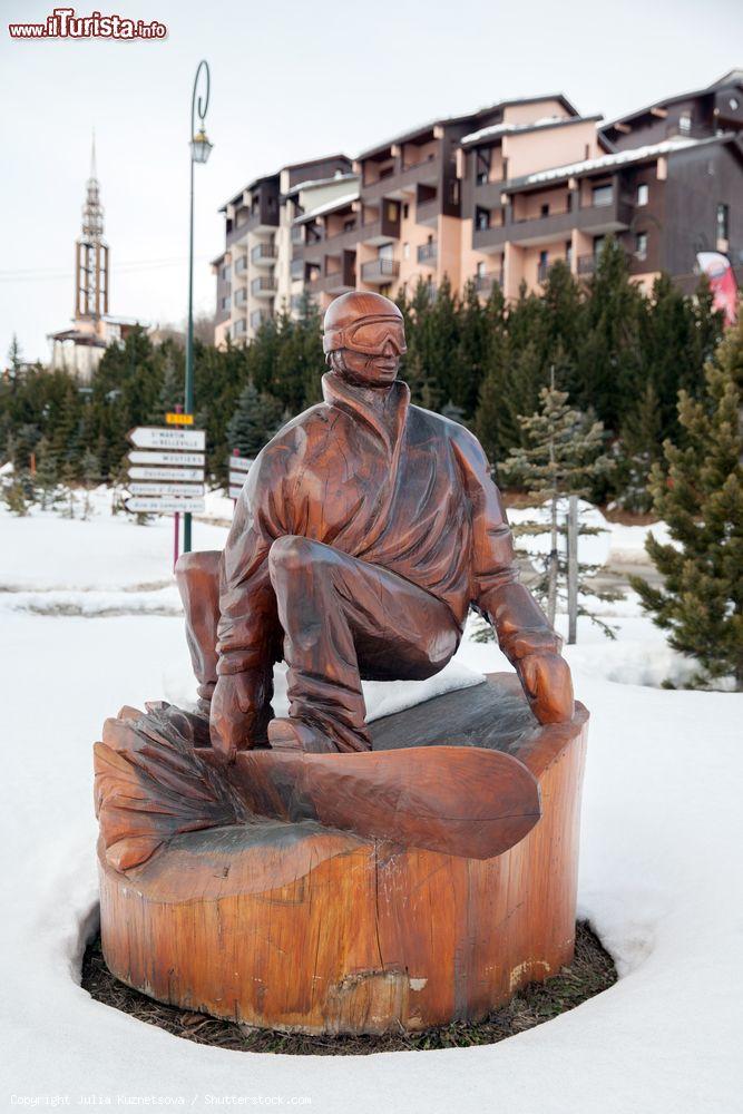 Immagine La scultura in legno di uno snowboarder nel centro cittadino di Les Menuires, Francia - © Julia Kuznetsova / Shutterstock.com