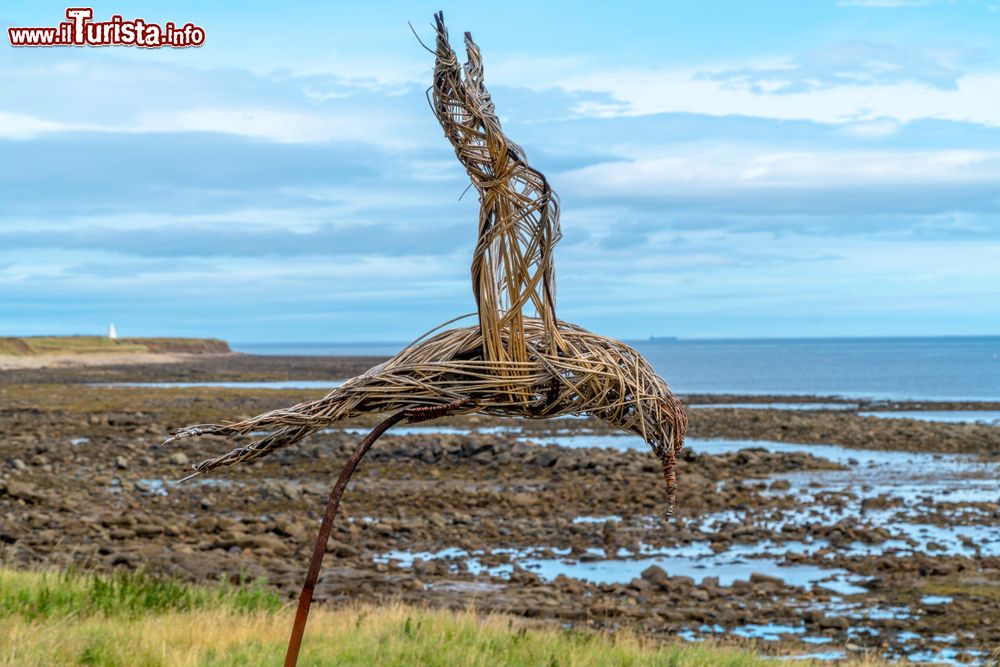 Immagine La scultura in salice di un uccello sulla spiaggia di Lindisfarne, Inghilterra.