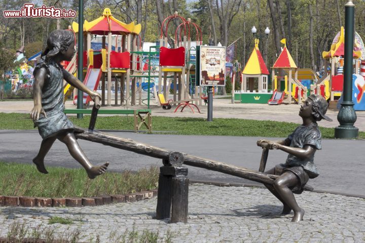 Immagine La scultura intitolata "Bambini oscillano sull'altalena" al parco Gorky di Kharkiv, Ucraina - © Valentyn1961 / Shutterstock.com