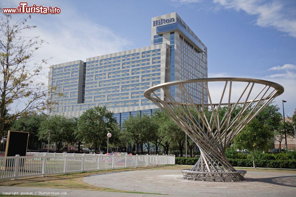 Immagine La scultura Mist Tree al Discovery Green Park di Houston, Texas: è stata realizzata da D.Hollis e donata da Fayez Sarofim. Sullo sfondo, l' Hilton Hotel - © goodcat / Shutterstock.com