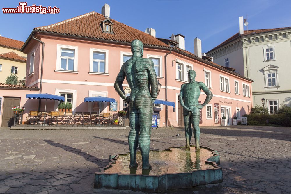 Immagine La scultura Piss di David Verny a Praga, Repubblica Ceca - ©  IURII BURIAK / Shutterstock.com