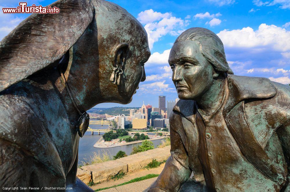 Immagine La scultura "The Point of View" al Point of View Park di Pittsburgh, Pennsylvania. Ritrae George Washington e Guyasuta, leader del popolo Seneca - © Sean Pavone / Shutterstock.com