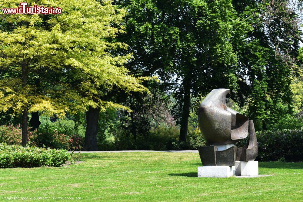 Immagine La scultura Three-piece Plastic Art allo Zuiderpark di Den Haag, Olanda. A realizzarla nel 1970 è stato l'olandese Eric Boot - © Gabriela Beres / Shutterstock.com