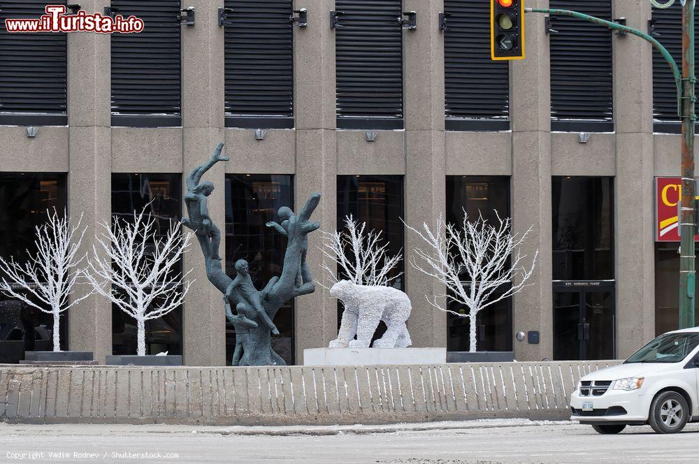 Immagine La scultura "Tree Children" di Leo Mol a Winnipeg, Canada: si trova di fronte al Richardson Building in Portage Avenue nel centro della capitale del Manitoba - © Vadim Rodnev / Shutterstock.com