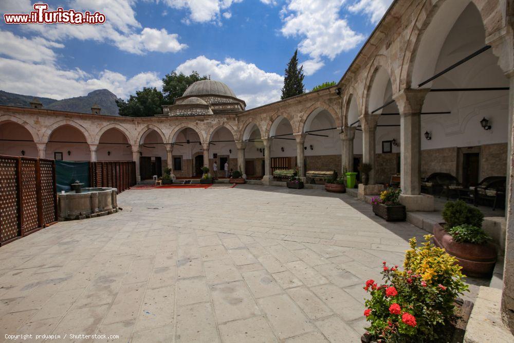 Immagine La scuola coranica di Amasya, Turchia. Venne costruita nel 1488 su ordine di Kapi Agasi Huseyin Aga durante il regno del sultano ottomano Bayezid II° - © prdyapim / Shutterstock.com