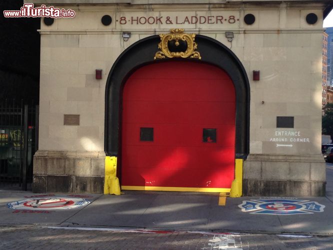 Immagine L'inconfondibile sede del film Ghostbuster a New York, Stati Uniti. Siamo nel quartiere Tribeca, uno dei più cool, colorati e vivaci della città. Al n°14 di North Moore Street si trova l'ingresso della sede di Ghostbuster