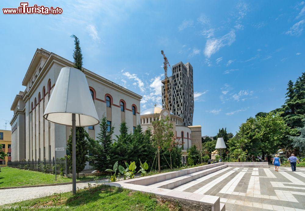 Immagine La sede del governo nel centro città di Tirana, Albania - © posztos / Shutterstock.com