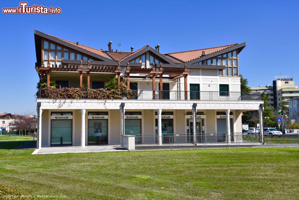 Immagine La sede della banca Unicredit a Abano Terme, Padova (Veneto) - © Okunin / Shutterstock.com