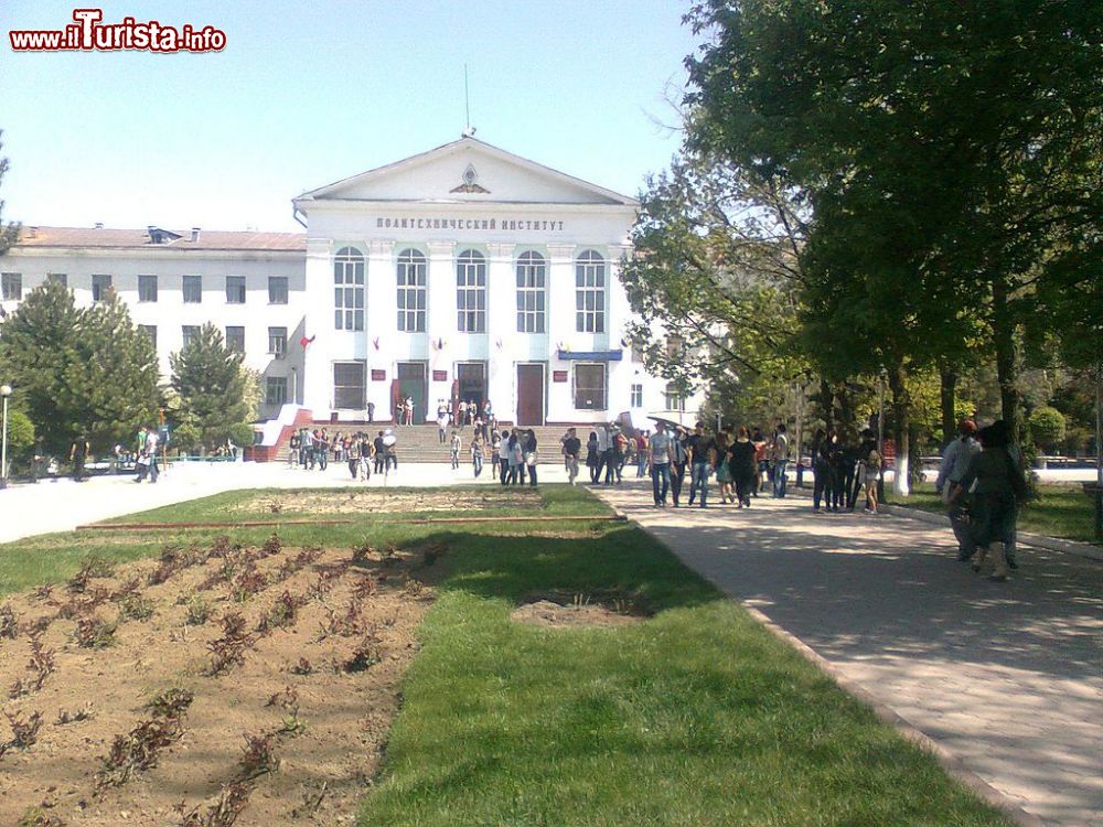 Immagine La sede della Kyrgyz State Technical University intitolata a Iskhak Razzakov a Biškek (Bishkek), la capitale del Kirghizistan - ©  Askarbek, CC BY-SA 3.0, Wikipedia