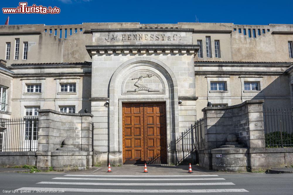 Immagine La sede dell'azienda Hennessy & C. a Cognac, Francia: questo storico brand vende oltre 50 milioni di bottiglie di cognac all'anno in tutto il mondo - © gumbao / Shutterstock.com