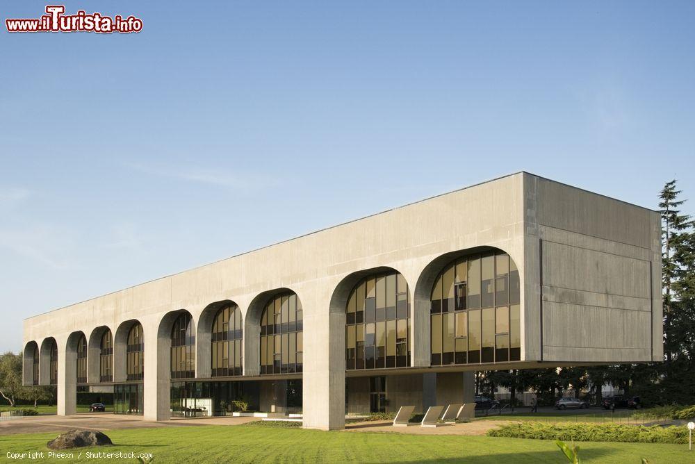 Immagine La sede di Fata Engineering a Pianezza, disegnata dall'ingegnere brasiliano Oscar Niemeyer nel 1979 - © Pheexn / Shutterstock.com