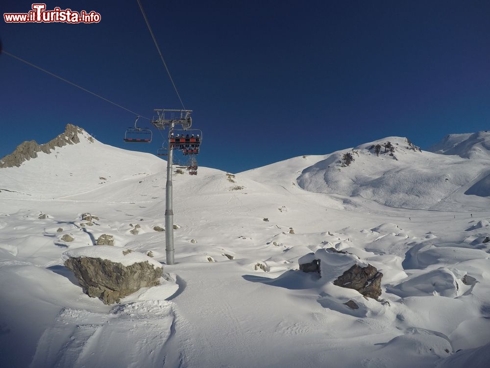 Immagine La seggiovia che porta alle piste del comprensorio sciistico di Valfrejus (Francia): panorama invernale con la neve.