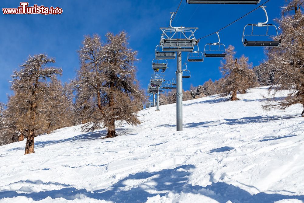 Immagine La seggiovia lungo la pendenza della montagna a Nendaz, Svizzera. Questa località si trova nel vasto comprensorio sciistico delle 4 Vallées con 92 impianti di risalita e 412 km di piste.