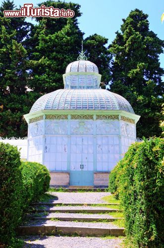 Immagine La serra in stile Liberty di Villa Negrotto Cambiaso a Arenzano, Liguria. Creata da Lamberto Cusani, questa serra venne inaugurata nel 1931 per volere della marchesa Matilde Negrotto Cambiaso. 