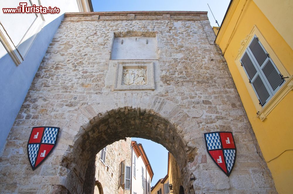 Immagine La settecentesca Porta Romana di San Gemini, provincia di Terni, Italia. Rappresenta l'attuale ingresso al centro storico e si mostra da subito in tutta la sua imponenza.
