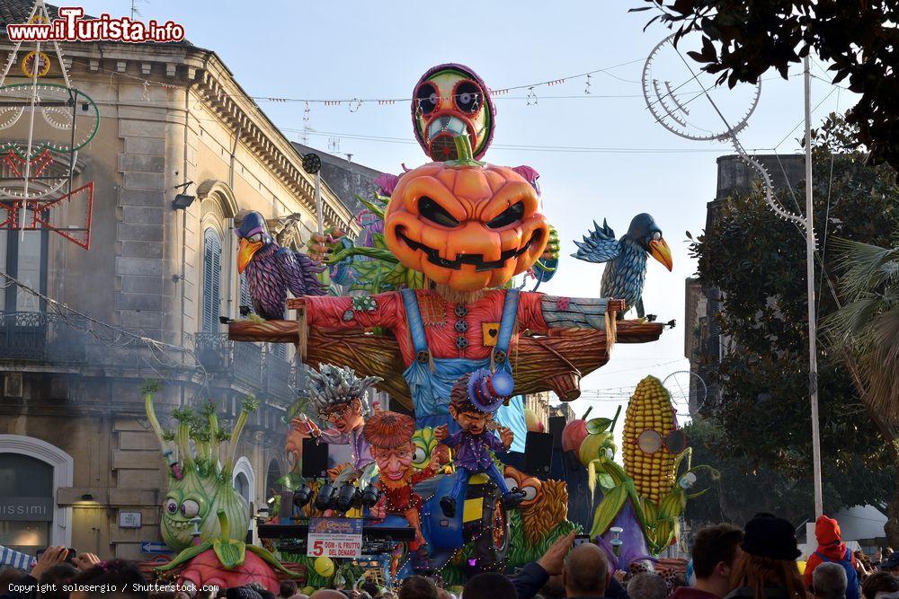 Immagine La sfilata allegorica del Carnevale di Acireale in Sicilia - © solosergio / Shutterstock.com