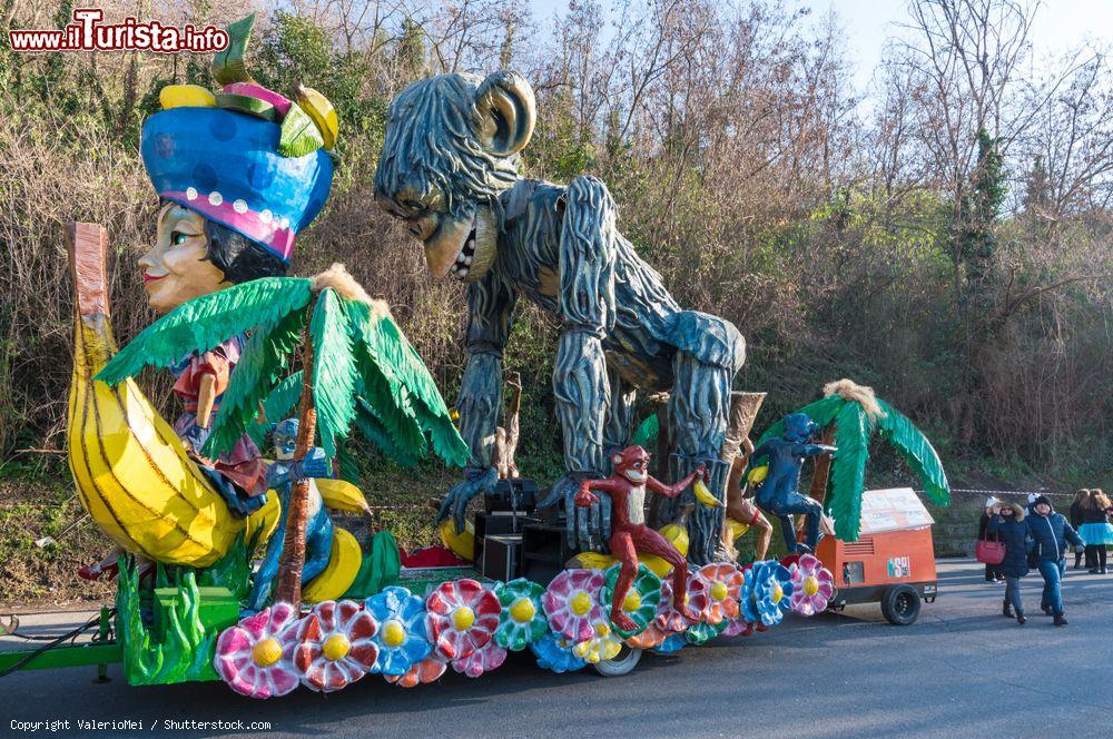 Immagine La sfilata dei carri al Carnevalel Liberato di Poggio Mirteto nel Lazio © ValerioMei / Shutterstock.com