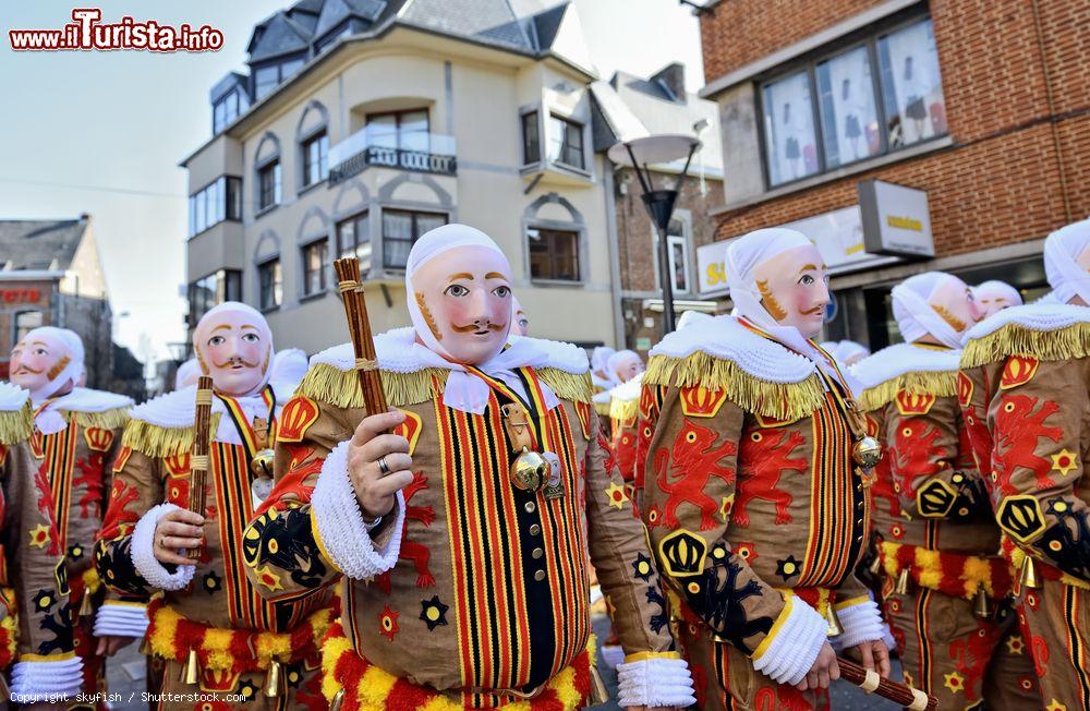 Immagine La sfilata dei Gilles De Binche durante il Carnevale di Nivelles in Belgio. - © skyfish / Shutterstock.com