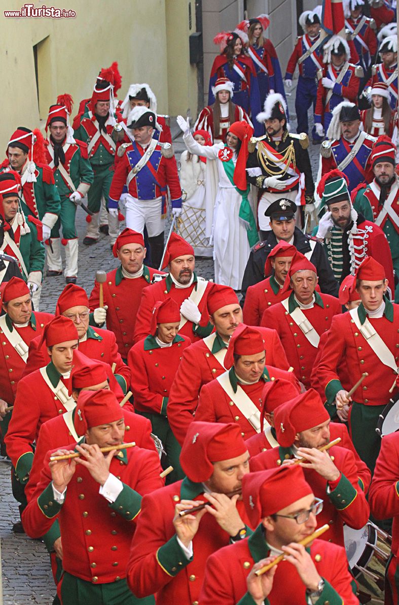 Immagine La Sfilata dei Pifferi al Carnevale di Ivrea, Piemonte - © Massimo Sardo / www.storicocarnevaleivrea.it
