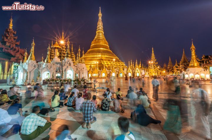 Immagine La Shwedagon Pagoda di Yangon, Myanmar, by night.  E' uno stupa dorato alto 98 metri sulla collina di Singuttara. Si tratta del centro buddhista più antico e importante del paese - © Rat007 / Shutterstock.com