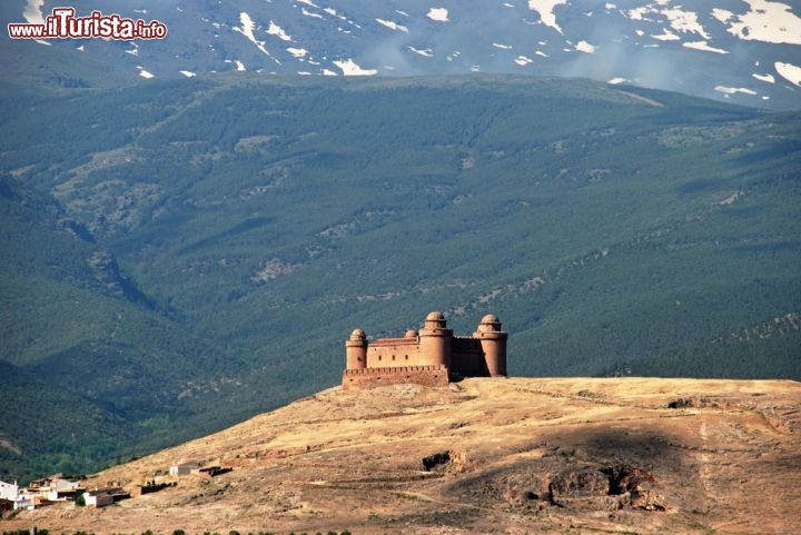 Immagine La Sierra Nevada sullo sfondo e in primo piano il castello di La Calahorra in Andalusia, sud della Spagna