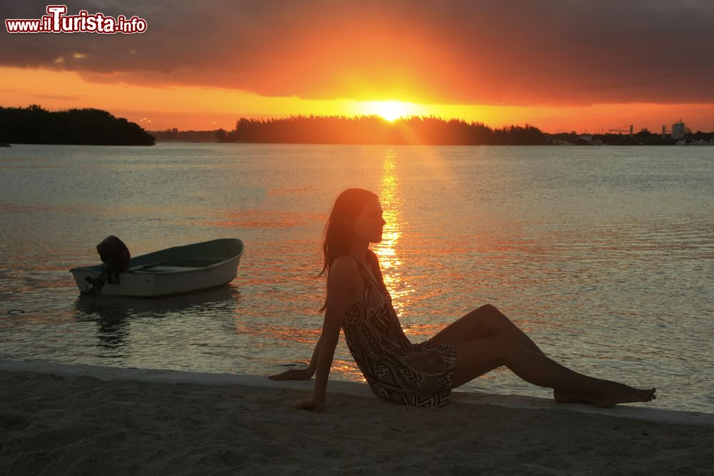 Immagine La silhouette di una giovane donna al tramonto a Boca Chica bay, Repubblica Dominicana.