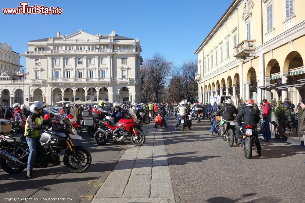 Immagine La simpatica manifestazione Moto Befana nella città di Novara, Piemonte, Italia. Da diversi anni, il motoclub cittadino organizza questa iniziativa di solidarietà che vede i motociclisti attraversare le vie del centro storico per poi raggiungere l'ospedale San Giuliano dove a un'associazione vengono donati i fondi raccolti dal motoclub durante l'anno - © degetzica / Shutterstock.com