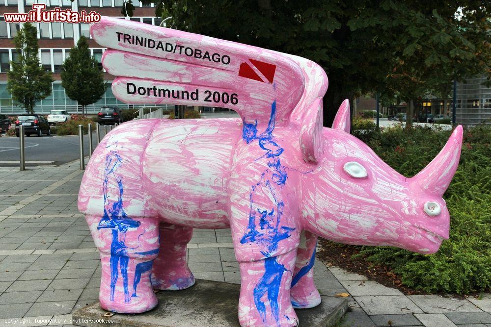 Immagine La simpatica statua di un rinoceronte volante a Dortmund, Germania: si tratta di una delle oltre 120 installazioni alloggiate nella città per un progetto di arte moderna - © Tupungato / Shutterstock.com