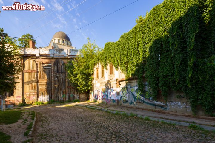 Immagine La sinagoga di Kharkiv, Ucraina. Combinazione di stili romanico-gotico e neo-gotico e con elementi di architettura islamica, questo bell'edificio è alto circa 42 metri e si estende su una superficie di poco più di 2 mila metri quadrati. A differenza di altri luoghi religiosi, la sinagoga si trova in posizione arretrata rispetto alla strada per conformarsi alle leggi locali che richiedono una certa distanza da chiese e altri edifici di culto