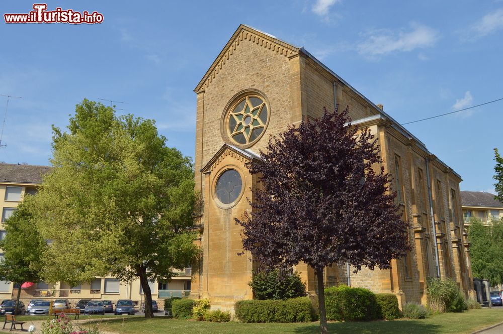 Immagine La sinagoga di Sedan, Francia: costruita in mattoni, è impreziosita da rosoni decorati.