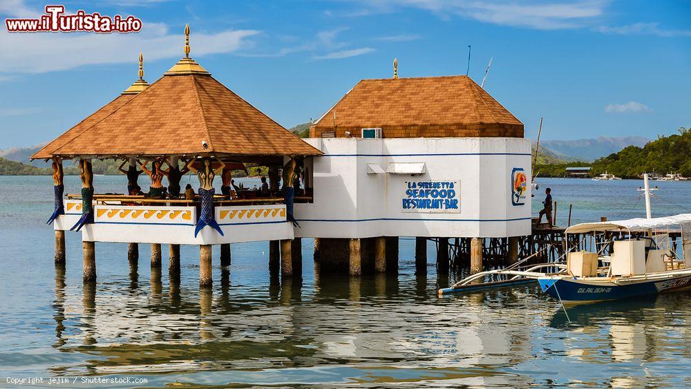 Immagine La Sirenetta, ristorante di pesce su palafitta a Coron, Palawan, Filippine - © jejim / Shutterstock.com