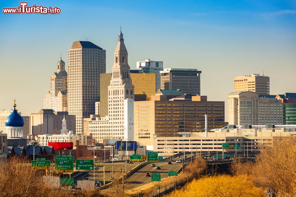 Immagine La skyline di Hartford in un tardo pomeriggio assolato, Connecticut (USA).