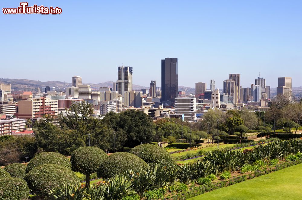 Immagine La skyline di Pretoria, Sudafrica. La città prende il nome da W.J. Pretorius, colono boero che sconfisse gli Zulu nella battaglia di Bllod River del 1838.