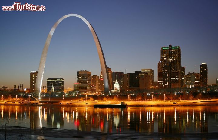 Immagine La Skyline di Saint Louis si riflette di notte sul fiume Missouri - © Daniel Schwen / Wikipedia