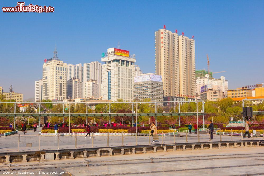 Immagine La Skyline ed i palazzi del centro di Xining, nello Qinghai, in Cina. - © Meiqianbao / Shutterstock.com