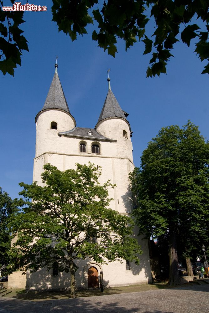 Immagine La sobria chiesa di San Giacomo a Goslar, Germania, con le due torri campanarie.