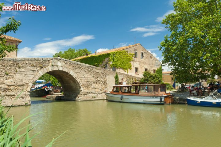 Immagine Uno scorcio di Le Somail e del Canal du Midi, Linguadoca-Rossiglione (Francia). Si tratta di una frazione del dipartimento dell'Aude nella Francia Sud-Occidentale. Nella foto, il ponte Saint Marcel del XVII° secolo - © paul prescott / Shutterstock.com