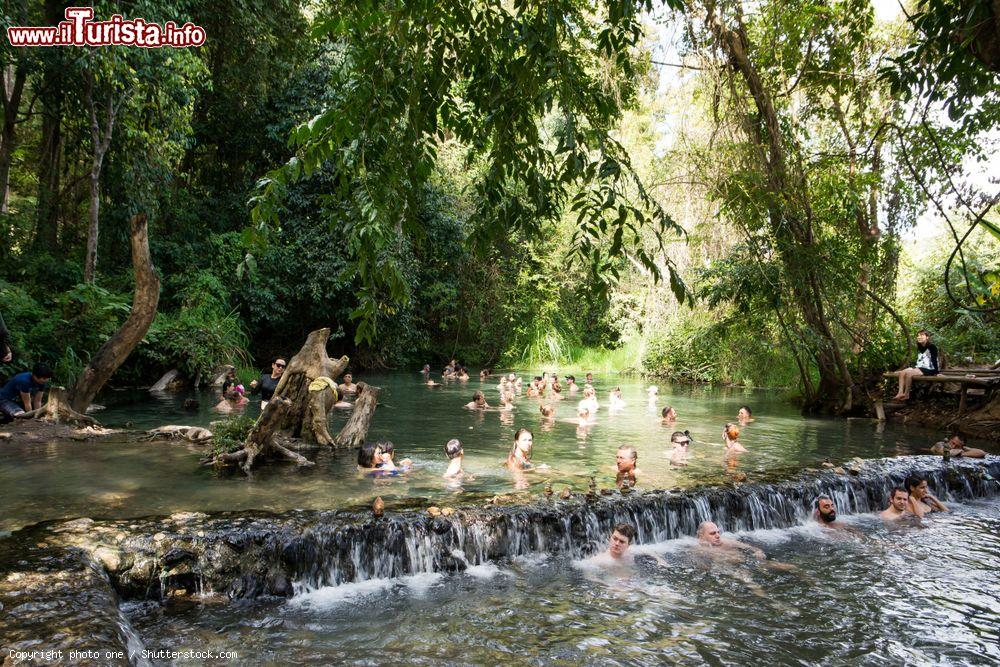 Immagine La sorgente di Sai Ngam a Mae Hong Son, Thailandia. Situata a circa 30 minuti da Pai, è una piccola fonte di acqua calda - © photo one / Shutterstock.com